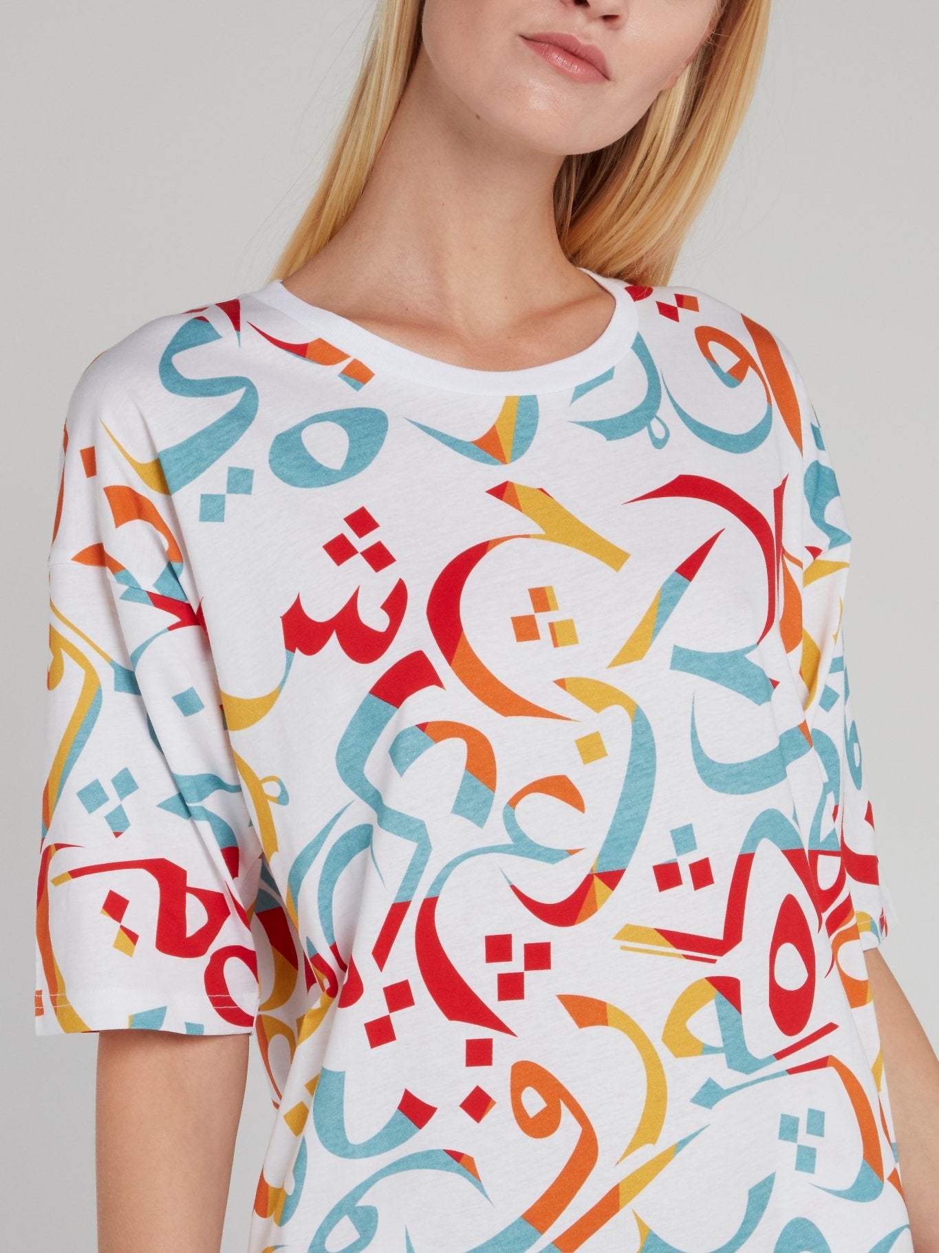 Разноцветное платье-миди с принтом "каллиграфия"