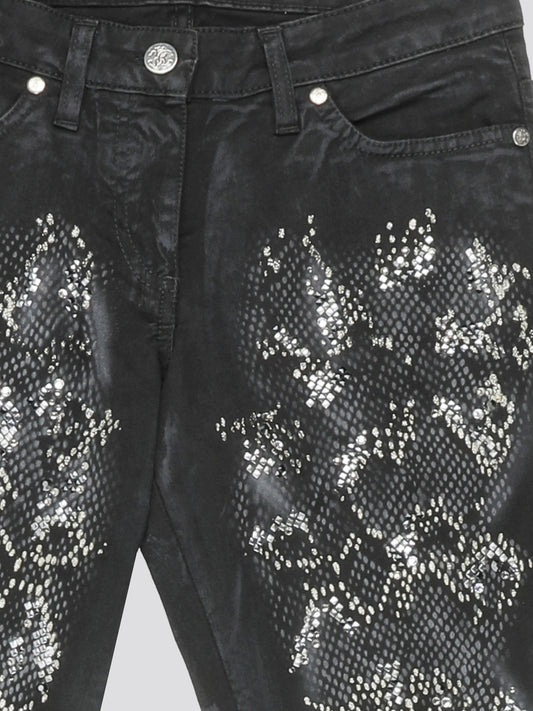 Step into the spotlight with these Grey Crystal Embellished Jeans by Roberto Cavalli, where luxury meets edgy sophistication. The intricate crystal detailing adds a touch of glamour to your everyday denim, ensuring you stand out from the crowd. Elevate your street style and add a touch of sparkle to your wardrobe with these statement jeans.