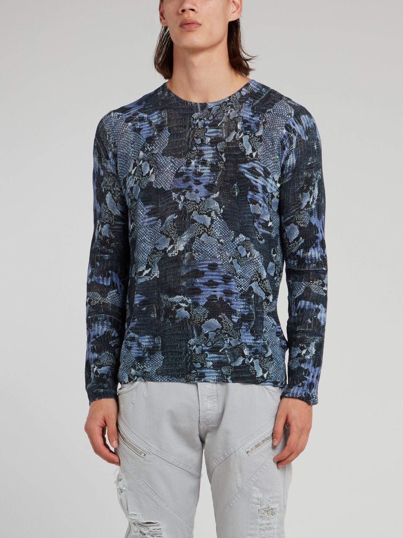 Темно-синий джемпер с эффектом змеиной кожи